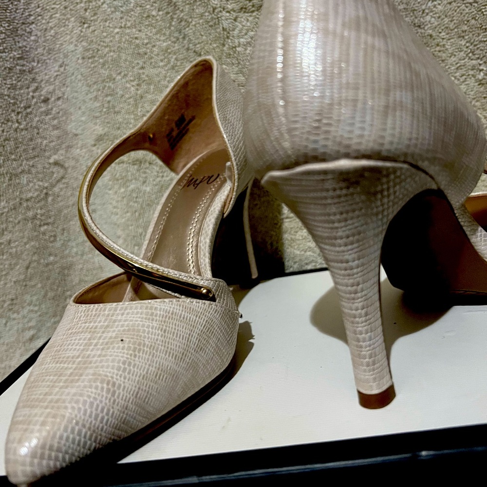 Super cute high heels! Brand new never worn! Size 5 1/2.